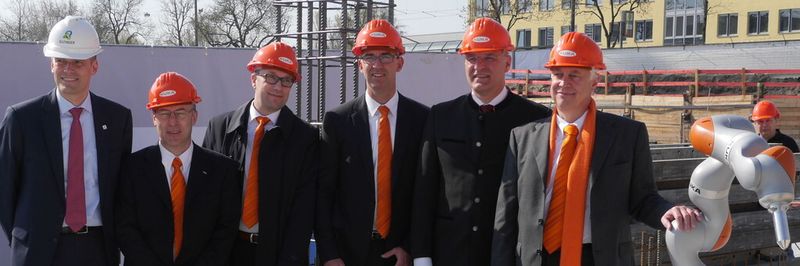 v.l. Dr. Jochen Keysberg, Vorstandsmitglied der Bilfinger SE; Michael Wombacher, Leiter des Bauprojektes bei Kuka; Peter Mohnen, CFO Kuka; Dr. Till Reuter, CEO Kuka; Dr. Kurt Gribl, Oberbürgermeister der Stadt Augsburg; und Bernd Minning, Aufsichtsratsvorsitzender Kuka.