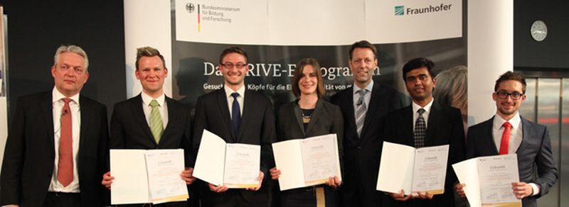 Die Preisträger der DRIVE-E Studienpreise mit Fraunhofer-Vorstand Verl und BMBF-Staatssekretär Schütte