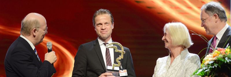 Bundesforschungsministerin Johanna Wanka (CDU) überreichte SAG-Geschäftsführer Georg Kürfgen den Hermes Award 2014 während der Eröffnungsfeier zur Hannover Messe.