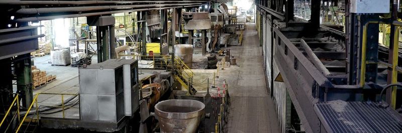Entlang der Produktionsstraße sind die T-Gage-Temperatursensoren unter der Fahrschiene des Krans montiert, der die Pfannen transportiert.