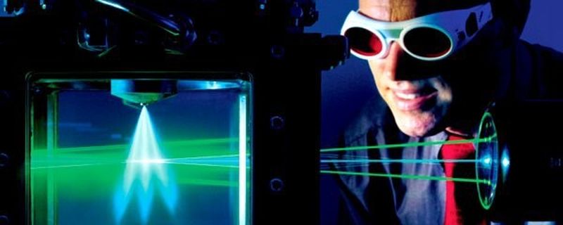Um Verbrauch und Emissionen moderner Benzinmotoren weiter zu senken, optimiert Bosch auch deren Einspritzventile. Das Spraybild der Einspritzventile wird mit Hilfe einer berührungslosen Laser-Messtechnik untersucht.