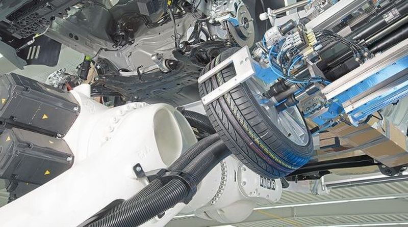 Automatische Radmontage im Fließbetrieb mit dem Roboter.
