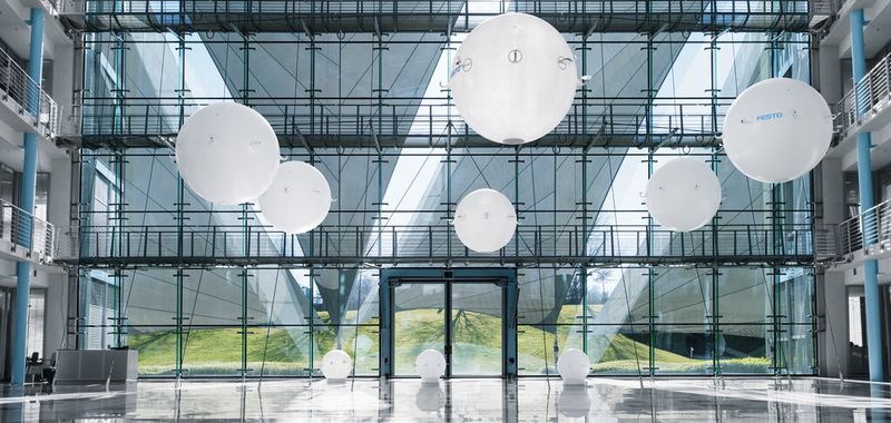 Mit den E-Motion-Spheres zeigt Festo, wie mehrere Objekte dank vielfältiger Vernetzung kollisionsfrei im dreidimensionalen Raum koordiniert werden.