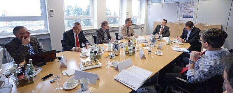 Dr. Lothar Groesch, Rainer Hoffmann und »AI«-Chefredakteur Claus-Peter Köth (v. li.) diskutieren mit fünf Experten über autonomes Fahren.