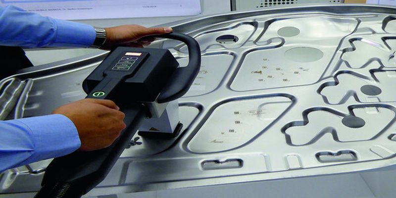 Der TruMark 5010 ist als mobiler Marker ein kompaktes und leistungsstarkes Beschriftungsgerät, das die neue Freiheit bei der Laserbearbeitung bringt.