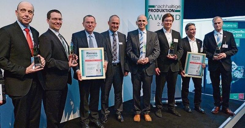 (v.l.n.r.): Vertreter von SEW, der TU Clausthal, Manz, Altair und Ettenberger nahmen die Nachhaltige Produktion Awards entgegen.