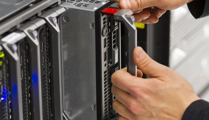 Ein Blade-Server-Chassis bietet mehreren Blade-Servern Platz und sorgt beispielsweise für die Kühlung, den Netzwerkanschluss, verschiedene Schaltverbindungen und das Management.