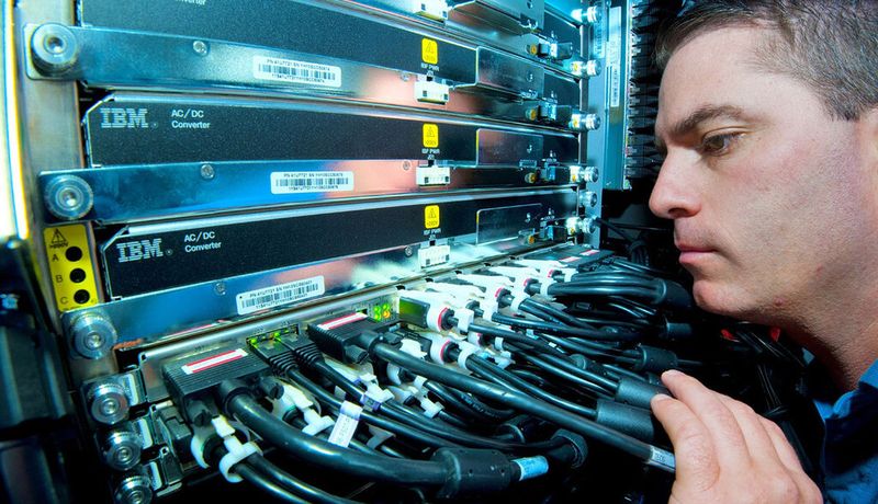 zEnterprise EC12 ist das derzeit größte und schnellste Großrechnersystem von IBM. Das erste kam im August 2012 auf den Markt - nach drei Jahren Entwicklung und 1 Milliarde Dollar R&D-Iinvestment.