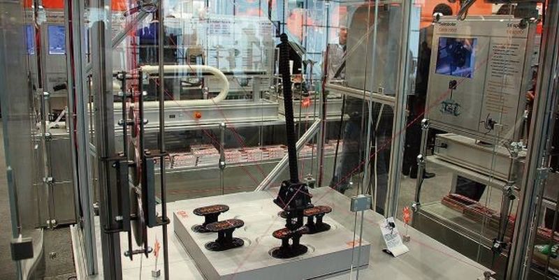 Igus zeigt auf dem Stand einen Prototypen des Seilroboters, der die Funktionalität veranschaulicht.