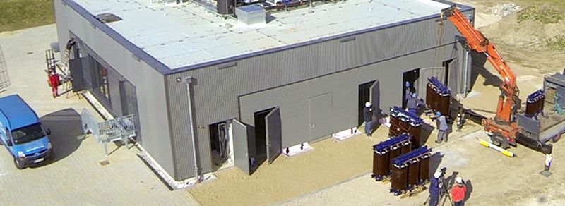 Luftbild des Batteriespeichers während der Anlieferung der Transformatoren