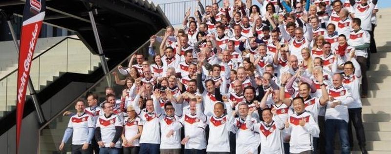 Deutsch-chniesische Annäherung: Die Liao-Group- und Hein Gericke-Mitarbeiter im Nationaltrikot der deutschen Fußball-Nationalmannschaft.