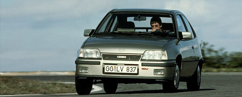 Der letzte Opel Kadett war windschnittiger Aerodynamik-Weltmeister und als kompaktes Cabriolet Kultmodell für alle Frischluftfans. Mit der später eingeführten 16V-Motorisierung hatte in ihm sogar der VW Golf GTI erstmals seinen Meister gefunden.