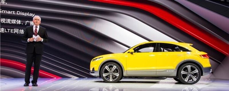 Prof. Dr. Ulrich Hackenberg, Vorstand für Technische Entwicklung bei VW, präsentiert in Peking das „TT offroad concept“.