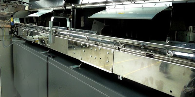 Flaschenrücknahmeautomat für Pfandflaschen: Diese Apparate sind größtenteils aus Edelstahlblechen gefertigt.