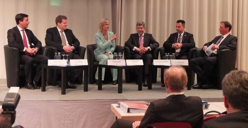 Podiumsdiskussion mit Barbara Hahlweg (ZDF) und hochkarätigen Managern aus der Automobil- und Zulieferindustrie über globale Trends und deren Auswirkungen auf den Automobilstandort Deutschland.