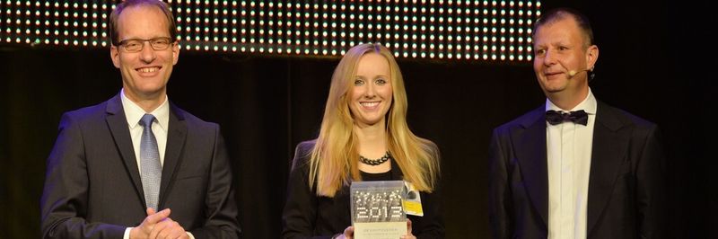 Georg-Friedrich Blocher, Vorstand von Tanner, und Jurysprecher Sven-Ole Binder gratulierten Marketingmanagerin Katharina Zeutschler von Automation24 zur Auszeichnung.