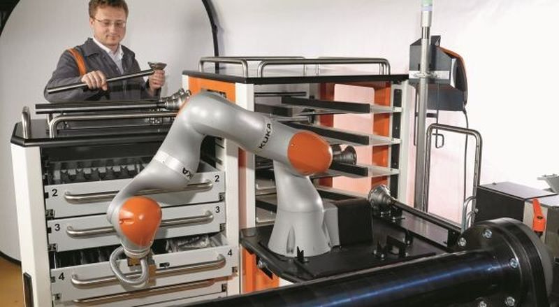 Mensch und Roboter an einem Arbeitsplatz ohne trennenden Schutzzaun: Der Leichtbauroboter LBR iiwa mit seiner integrierten Sensorik macht es möglich.