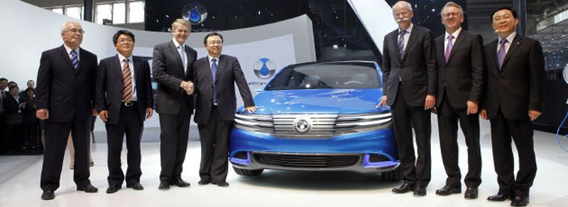 Weltpremiere des Serienmodells des Elektrofahrzeugs DENZA auf der Auto China in Peking am 20. April 2014; von rechts: Prof. Dr. Thomas Weber, Vorstandsmitglied der Daimler AG, verantwortlich für Konzernforschung und Entwicklung Mercedes-Benz Cars; Wang Chuanfu, Chairman BYD Co., Ltd.; Hubertus Troska, Vorstandsmitglied der Daimler AG, verantwortlich für Greater China; Lian Yubo, CEO Shenzhen BYD Daimler New Technology Co., Ltd.; Arno Röhringer, COO Shenzhen BYD Daimler New Technology Co., Ltd.; Stella Li, Senior Vice President BYD Co., Ltd.