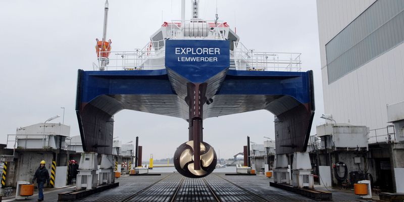 Die zwei seitlichen Ausleger der Explorer sorgen für Stabilität bei Seegang und machen das Schiff leichter und wendiger.