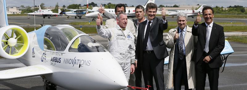 In Bordeaux fand der erste öffentliche Demonstrationsflug des Elektroflugzeugs E-Fan statt (v.l.n.r.): E-Fan-Pilot Didier Esteyne, Francis Deborde, Gérant of ACS, E-Fan-Pilot Dominique Bonnaire, Arnaud Montebourg, Minister for Economy, Industrial Renewal and Digital Economy, Patrick Gandil, Director General of the French Civil Aviation Authority und Jean Botti, CTO Airbus Group.
