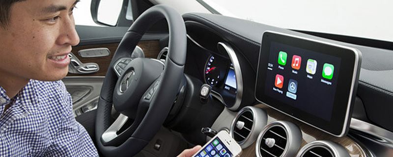 Besitzer von Apple iPhones können künftig am Steuer möglicherweise keine SMS mehr auf dem Smartphone schreiben können – dazu sollen sie das Infotainmentsystem Carplay (Foto) nutzen.