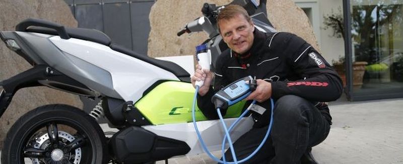 »bike und business«-Chefredakteur Stephan Maderner zog nicht nur am Stromkabel des neuen BMW C Evolution sondern auch ein positives Fazit.