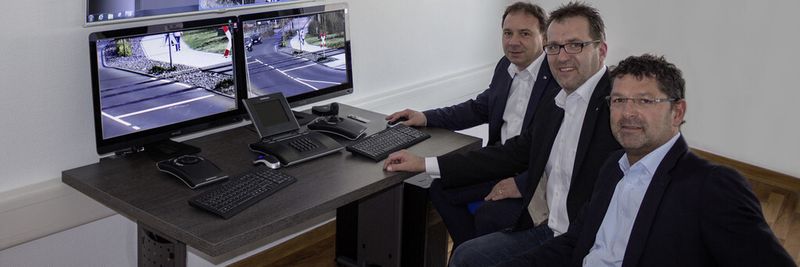 (v.l.n.r.) Georg Martin, Marketingleiter bei Dallmeier, Edmund Johanns, Geschäftsführer von Johanns Systemhaus, und Jürgen Seiler, Geschäftsführer von David IT, beim Startschuss des Dallmeier-Lösungszentrums in Bitburg.