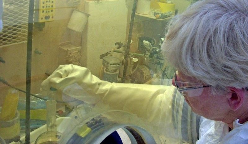 Rose Boll führt im ORNLs „Radiochemical Engineering Development Center“ die chemische Trennung und Reinigung des Berkelium-249 durch.