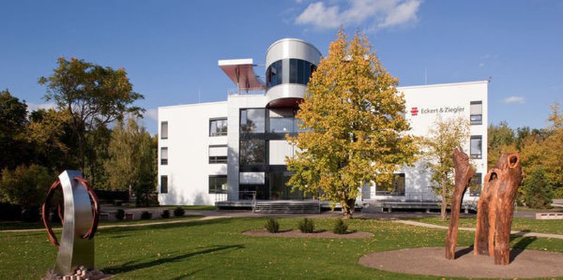 Die Eckert & Ziegler Gruppe, hier die Konzernzentrale in Berlin, konzentriert sich auf Anwendungen in der Krebstherapie, der industriellen Radiometrie und der nuklearmedizinischen Diagnostik. Das operative Geschäft teilt sich in drei Segmente: Strahlentherapie, Isotope Products und Radiopharma.
