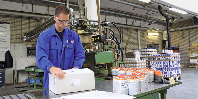 Die Herstellung von Kleb- und Dichtstoffen erfordert die Arbeit mit gefährlichen Ausgangsmaterialien. Wilden-Pumpen helfen mit, die Anlage sicherer für Personal und Umwelt zu machen.