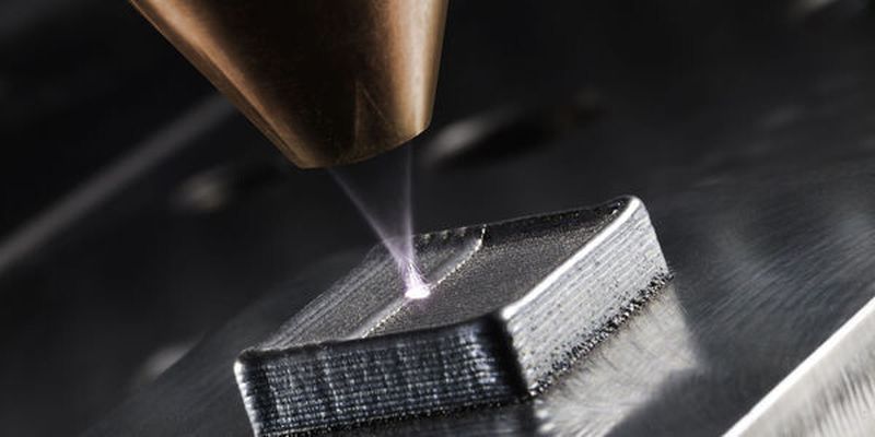 Beim 3D-Druck metallischer Werkstoffe wird Metallpulver Schicht für Schicht per Laser aufgetragen.