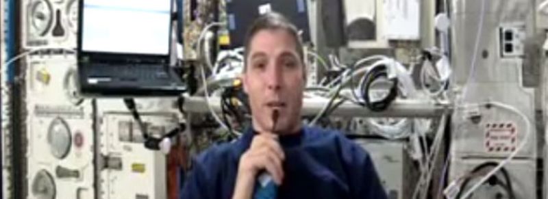 Erste Sendertests: Mike Hopkins alias OR4ISS testet die TV-Übertragung zur Erde via Amateurfunk.