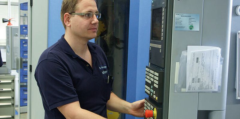 Stefan Waizenegger, Bereichsleiter CNC in der Produktion von Platten bei Stryker Leibinger: „Alle unsere fünf Chiron FZ 12K S high speed sind mit integrierter, flexibler Flexcell-Uno-Automation von Chiron und der neuesten Steuerungsgeneration Sinumerik 840D sl von Siemens ausgerüstet.“