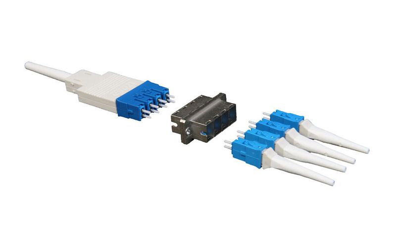 Bei einem URM-Stecker der Firma Euromicron wird jede der acht Fasern einzeln in eine eigene Keramikferrule eingefügt.; URM steht für "yoU aRe Modular".