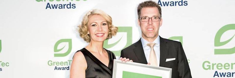 Helene Derksen-Riesen, Leiterin internationales Gebäude- und Energiemanagement, und Weidmüller Finanzvorstand Harald Vogelsang freuen sich über den GreenTec Award.