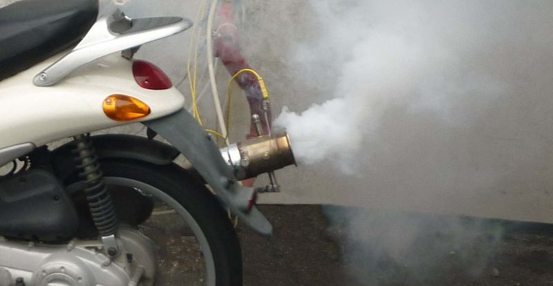 Dreckschleudern – Trotz ihrer geringen Anzahl steuern Zwei-Takt-Mopeds in vielen Städten den Grossteil der Emissionen an Feinstaub und anderen Luftschadstoffen bei.