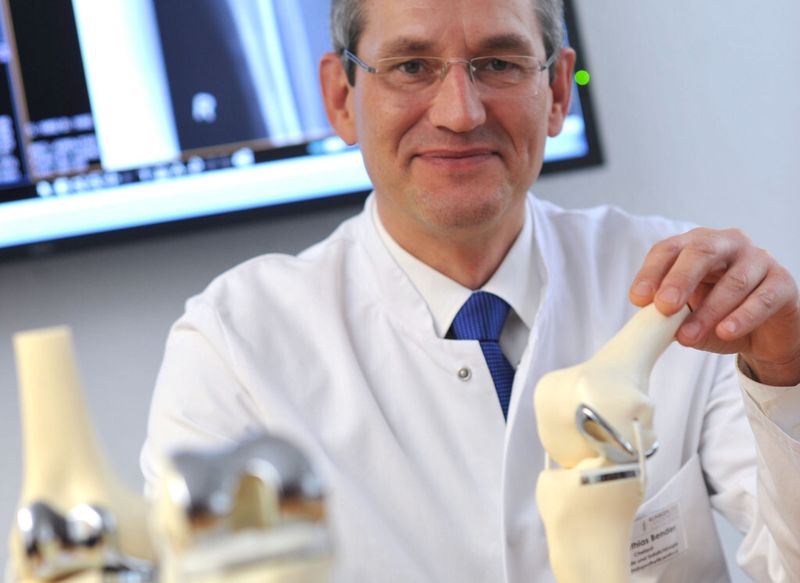 „Das revolutionäre an dieser neuen Technik ist, dass bei den patientenindividuellen Prothesen das Knieimplantat genau an den Knochen angepasst wird – nicht umgekehrt“, Dr. Mathias Bender, Chefarzt der Klinik für Orthopädie und Unfallchirurgie Bad Windsheim.