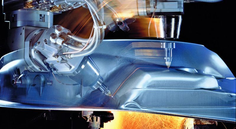 Blechschneiden mit einem 3D-CO2-Laser von Trumpf. Der Schneidkopf kann dem Verlauf der Blechkontur präzise und mit hoher Geschwindigkeit folgen.