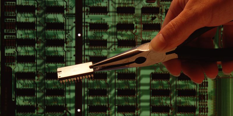 Mithilfe von TPM-Chips lassen sich Hardware-nahe Sicherheitsfunktionen umsetzen.