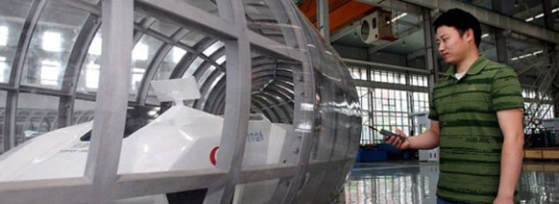 Professor Dr. Deng Zigang steuert das Super-Maglev-Modell bei der ersten Testfahrt. Theoretisch könnte ein solches Verkehrsmittel seiner Meinung nach in einer evakuierten Röhre eine Spitzengeschwindigkeit von bis zu 2900 km/h erreichen.