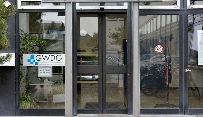 Der Eingang zur Gesellschaft für wissenschaftliche Datenverarbeitung mbH Göttingen (GWDG). Sie erfüllt die Funktion eines Rechen- und IT-Kompetenzzentrums für die Max-Planck-Gesellschaft und des Hochschulrechenzentrums für die Universität Göttingen.