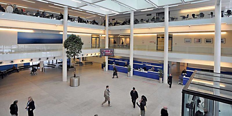 Das Neue Klinikum des UKE – hier die großzügige Eingangshalle – vereint 16 Kliniken unter einem Dach.
