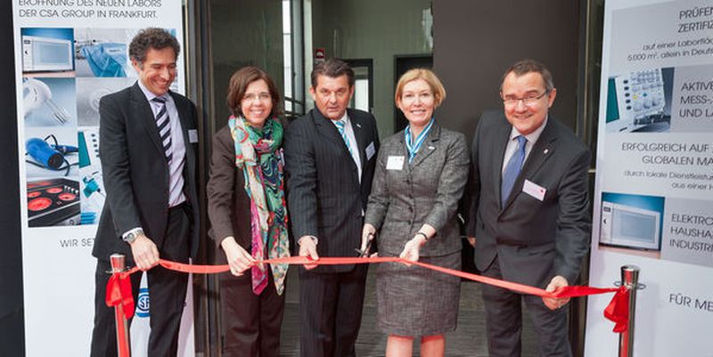 Magali Depras, Chief Operating Officer der CSA Group, (2. von re) eröffnet mit Dieter Fröhlich, Country Manager für Deutschland (Mitte) und Ehrengäasten aus der Politik und Wirtschaftsförderung das neue Testlabor in Frankfurt.