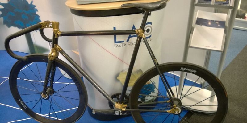 Dieses Leichtbaufahrrad lässt sich an jede Körpergröße anpassen: Die lasergeschmolzenen Knotenelemente aus Titan von LAC machen es möglich.