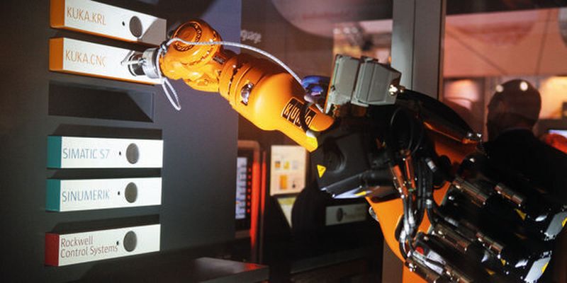 Für bewährte Steuerungswelten wie Siemens oder Rockwell schafft das Kuka-Schnittstellen-Paket mxAutomation ein natives Interface für die nahtlose Integration.