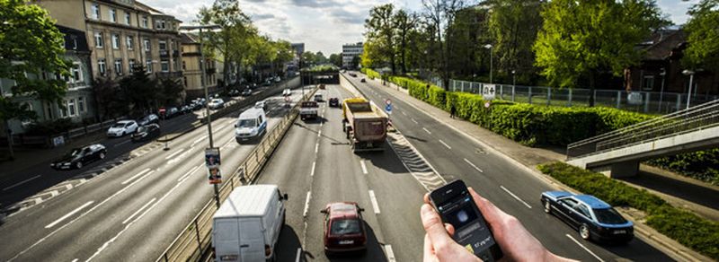 Frische Luft an der Bundesstraße? Der Feinstaubsensor für Smartphones soll die Belastung künfig in Echtzeit messen