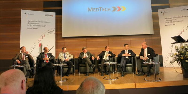 Angeregte Diskussion zwischen Vertretern aus Politik, Forschung, Industrie und Krankenkasse. Gemeinsames Ziel: Deutschland als Leitanbieter im internationalen Markt für Medizintechnik zu etablieren.