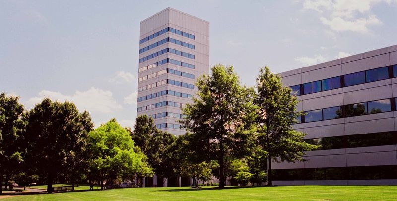 Johnson & Johnson had a workforce of around 128,000 in 60 countries worldwide. The company had 800 employees in Germany at sites in Neuss (330) and Wuppertal and at regional offices. Corporate headquarters in New Brunswick NJ, USA is shown in the photo.