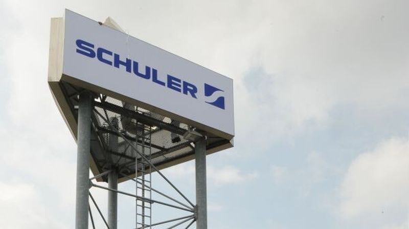 Weithin sichtbar: Das neue Firmenschild in Waghäusel, das Geschäftsführer Dr. Martin Habert enthüllte.