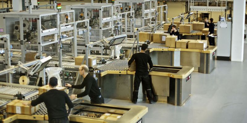 Bestseller kann flexibel auf die Gegebenheiten reagieren: Jeder Arbeitsplatz kann von einer oder auch von zwei Personen bedient werden.